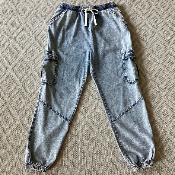 C’EST TOI Light Wash Cargo Denim Joggers Size Large - Picture 2 of 14